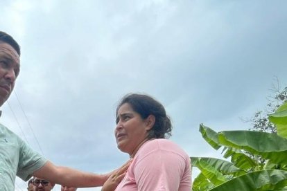 La gente camina sobre suelo fangoso tras las crecidas de los ríos.