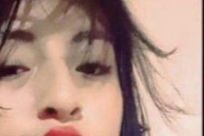 La chica salió a bailar con un vecino.