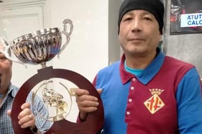 Nivaldo Moreira, directivo de la liga Amigos de Acero, y Julio Meza, del campeón Balzar.