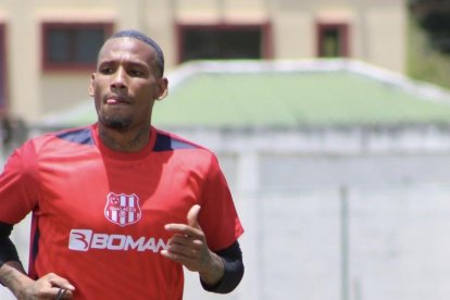 Vinicio Angulo ‘salió’ de Netflix para vestir la piel de Gualaceo. Diego le pidió su camiseta y hasta le regaló un reloj.