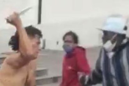 El agredido no se quedó atrás y también sacó un arma blanca durante la bronca.