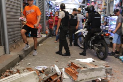 Parte de una pared se cayó en plena Bahía. Por suerte, los comerciantes habían salido.