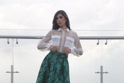 Si no quieres mostrar mucha transparencia, elige una sola prenda y combínala con ropa de  texturas como lino, denim, algodón, entre otras.