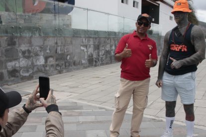 Fanáticos de Black Alien aprovecharon su visita para tomarse una foto con él.