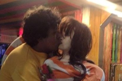 El hombre asegura que la muñeca es el amor de su vida.