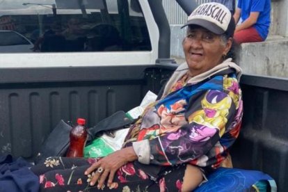 Sobre el balde de esta camioneta policial dormía Lastenia.