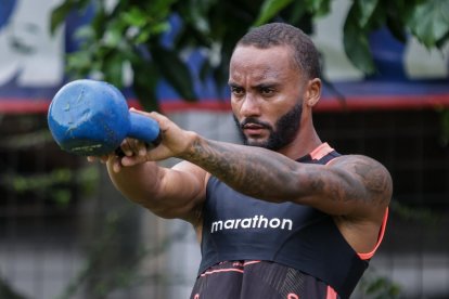 Leonai Souza de Barcelona, en pleno entrenamiento para el partido ante Mushuc Runa.