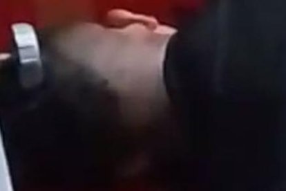 La víctima fue degollada y quedó tendida en el piso de la cocina.