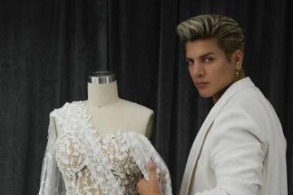 Bryan Bartolomé con el vestido que le hizo a la alcaldesa de Guayaquil Cynthia Viteri.