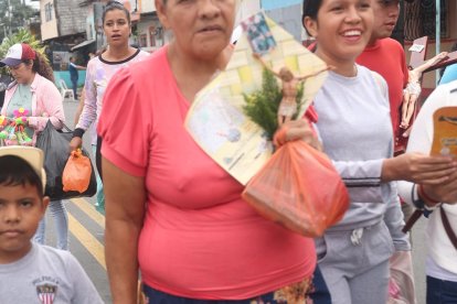 1. María Isabel Cevallos acudió acompañada de su nieto, de 4 años, para pedir por la salvación de la humanidad.
