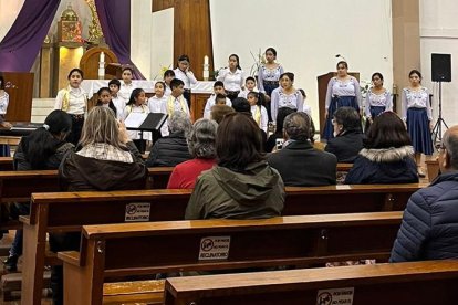 Los feligreses también participaban en el concierto.