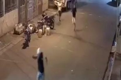 Una de los hombre que observaba el partido, sale tras los criminales, disparando.