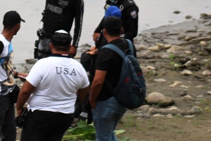 Agentes estuvieron revisando el área donde las encontraron.