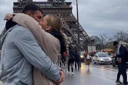 La joven con su nuevo amor.