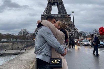 La joven con su nuevo amor.