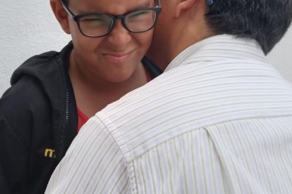 Si su hija no quiere saludar con beso, que 'choque los cinco'.