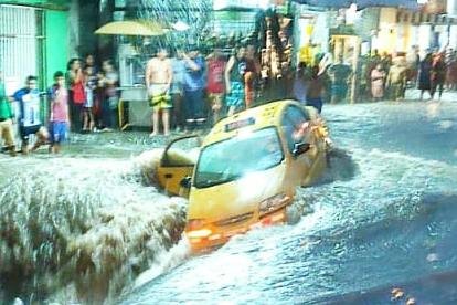 El vehículo quedó encunetado y casi cae al canal de agua.