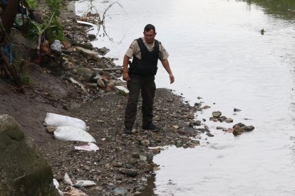 Agentes policiales realizaron la búsqueda del cadáver.