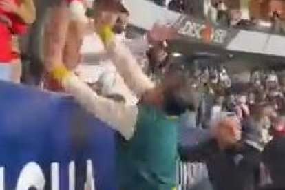 Hinchas de Barcelona que burlaron los controles fueron agredidos.