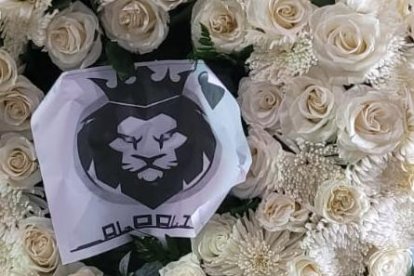 Arreglores florales del lugar.