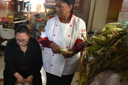 Lorena Farinango y Pilar Plaza (izq. a der.), su nuera, contribuyen activamente en la preparación de los alimentos.
