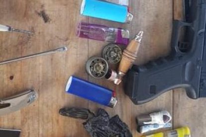 Las autoridades decomisaron 16 armas blancas y una pistola de fogueo