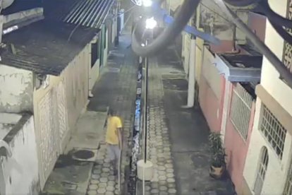 Un joven se sustrajo las rejillas del desagüe de una peatonal de Las Acacias, sur porteño.