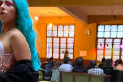 En la casa cultural también se realizan ferias de libros acompañados de shows de drag queens.