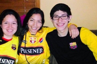 Vanessa Suárez y sus hijos Ian y Alana Leiva con la amarilla, en Pensilvania.