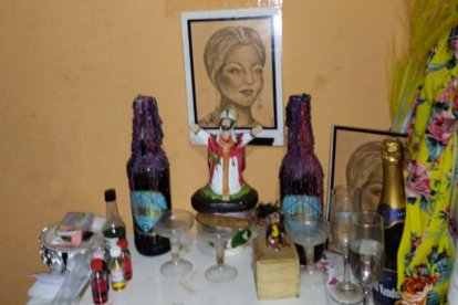 Las velas dentro de esas botellas se encienden para hacer peticiones al santo.
