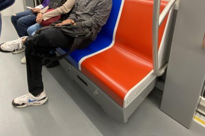 El asiento rojo del metro de Quito.