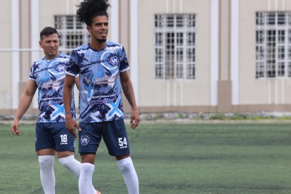 Ganchozo la mayoría de los días sigue jugando, aquí reforzando al equipo Vicente Rocafuerte.