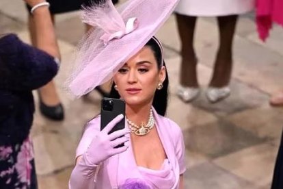 Katty Perry  lució perdida, pues no sabía en dónde debía sentarse.