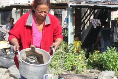 Horas después del hecho, Nelly buscaba entre los escombros objetos que aún le pudieran servir.