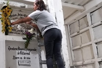 Una vez por semana visita las tumbas de sus princesas y de su amado.