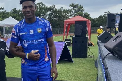 María Eugenia Saa, de la mano de su hijo Andrés Castillo, arquero de Astillero.