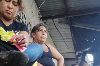 En las calles Quinta y la E del sector Promejoras encendieron velas por los fallecidos.