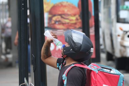 Quienes ‘bailan en una pata’ por el calor  son los comerciantes de agua, su producto
 se acaba rápido.