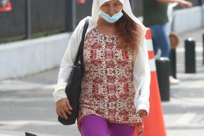 Por los solazos, algunas mujeres se parecen a las de Medio Oriente, improvisan sus burkas.