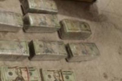 Dentro del departamento se hallaron estos fajos de dinero.