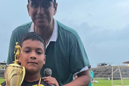 De arquero a arquero, Thiago Méndez y José Francisco Cevallos en la premiación.