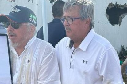 Roberto Gilbert entregó una placa a Alfonso Ortiz, de la Junta Cívica de Santa Elena.