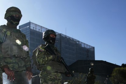 Personal de las Fuerzas Armadas acordonó la Asamblea Nacional.
