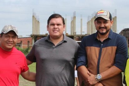 Henry Armijos (izq) junto a parte de su equipo de trabajo.