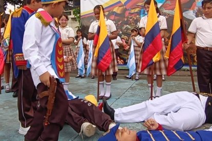 Los alumnos estaban felices de representar una escena de la batalla del Pichincha.