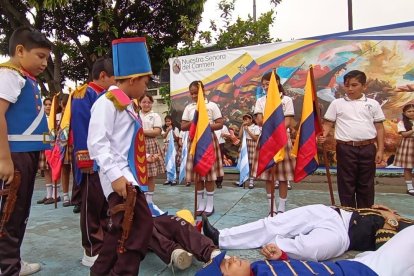 Los alumnos estaban felices de representar una escena de la batalla del Pichincha.