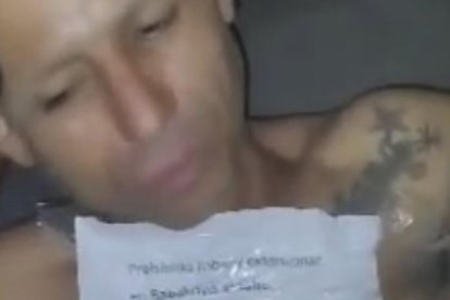 Tras el hecho, el choro fue retenido por unos sujetos desconocidos, quienes lo raparon y le pusieron un mensaje.