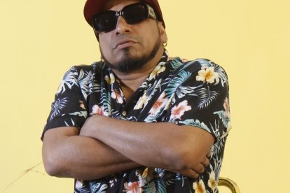 Tiene redes 

sociales nuevas. En Spotify y Fanpage como Oveja Negra ec.