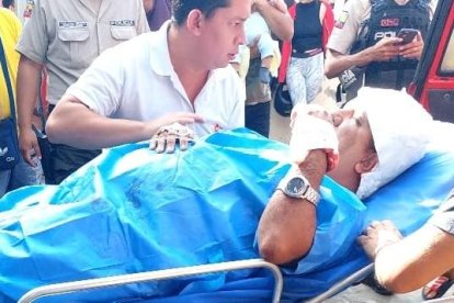 El herido cuando era trasladado hasta una casa de salud en Portoviejo.