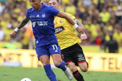 Joao Rojas marcó un doblete en el triunfo 3-1 de Emelec ante Barcelona.